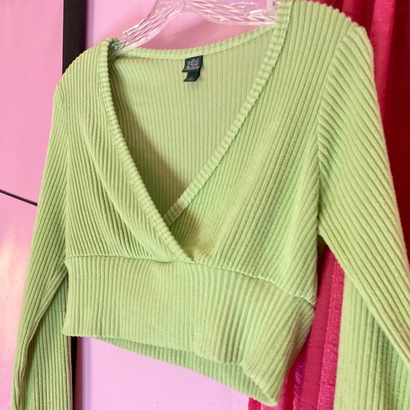 Wild Fable Cropped Plunge Neck Ribbed Long-Sleeve Green Blouse Womenβs Medium - Picture 3 of 5